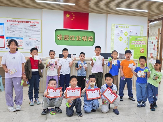 4、在本周，棋院給在上周獲得全勤的小棋手頒發(fā)了獎狀和小禮物_副本.jpg